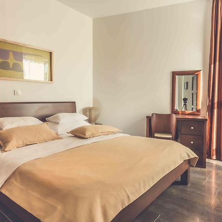 Love Live Hotel Sutomore Quarto foto